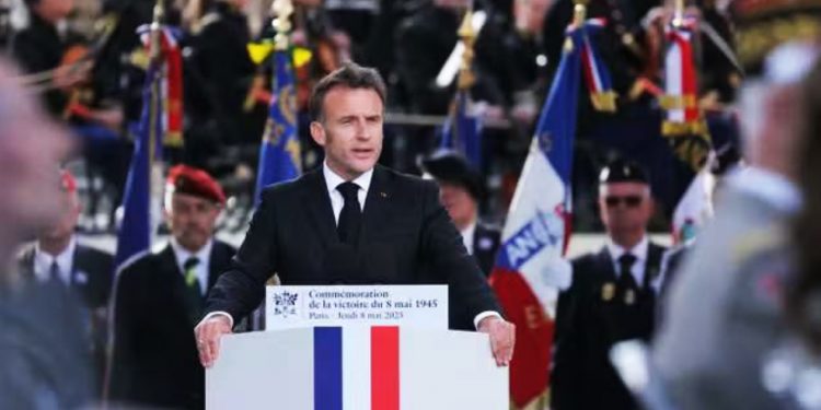 Al revisionismo histórico de Macron le contestan de manera implacable