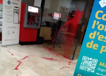 Pintura roja contra el Banco Santander por su complicidad con el sionismo
