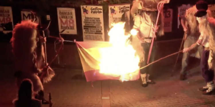 El gobierno (PSOE/Sumar) acude a los tribunales por la quema de las banderas de España e Israel en los carnavales de Altsasu