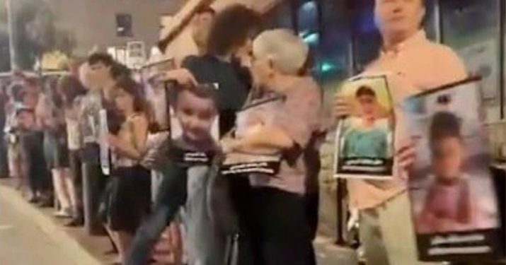 Israelíes se manifiestan en Tel Aviv y Jerusalén con fotos de niños asesinados por el sionismo