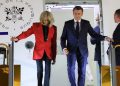 Macron dirá lo que quiera pero las manos de Brigitte no le acariciaron el rostro, precisamente