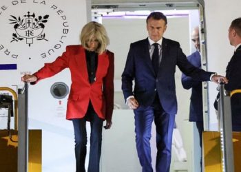 Macron dirá lo que quiera pero las manos de Brigitte no le acariciaron el rostro, precisamente