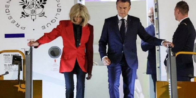 Macron dirá lo que quiera pero las manos de Brigitte no le acariciaron el rostro, precisamente
