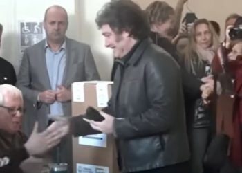 Hay gestos pequeños que en realidad son gigantes: Milei fue a votar y pasó esto…