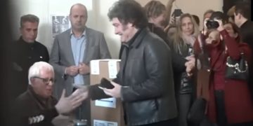Hay gestos pequeños que en realidad son gigantes: Milei fue a votar y pasó esto…