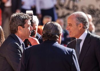 El PP amortiza a Mazón: le dejará acabar la legislatura para que pueda cobrar un sueldazo y lo sustituya por Camps
