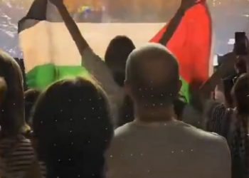 Detuvieron a una persona solidaria con Palestina a punto de subir al escenario cuando cantaba la israelí (Video)