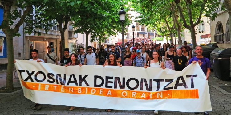 Nutrida manifestación en Gasteiz contra el veto político en las txosnas al Movimiento Socialista
