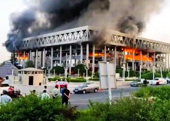 ISRAEL ataca una cadena de televisión iraní cuando transmitían en directo