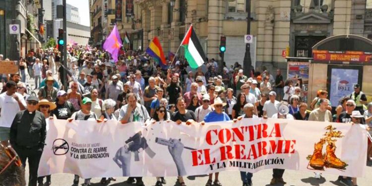 Madrid: Miles de personas contra el rearme y la militarización en una manifestación que no ha estado exenta de oportunistas