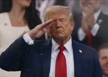 Decadente desfile de un decadente ejército ante un decadente presidente (que pagó para no ir a Vietnam)