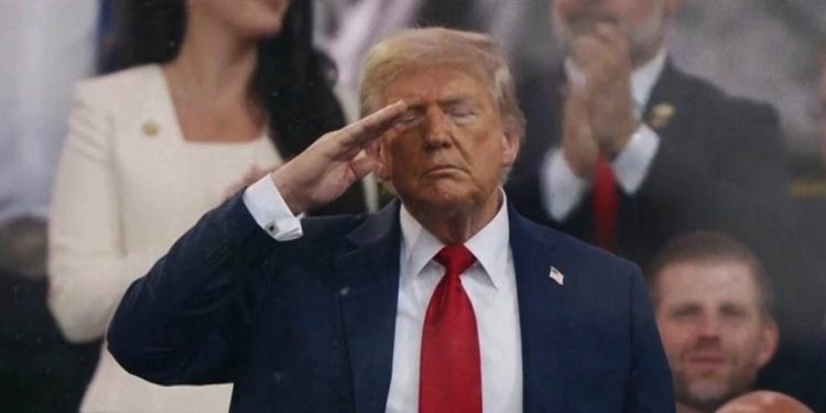 Decadente desfile de un decadente ejército ante un decadente presidente (que pagó para no ir a Vietnam)