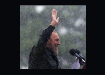 Fidel junto al pueblo y bajo la lluvia