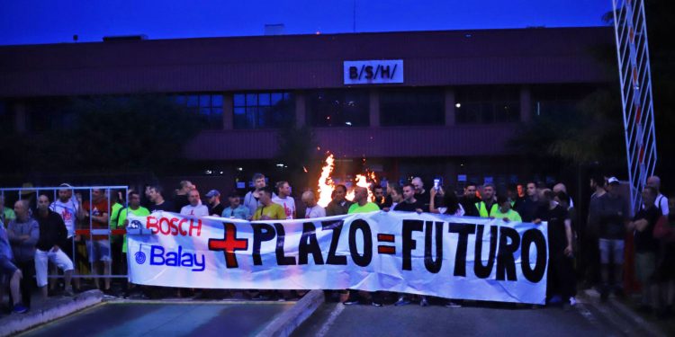 Los trabajadores de BSH en Ezkiroz bloquean la entrada de la planta al confirmarse su cierre definitivo