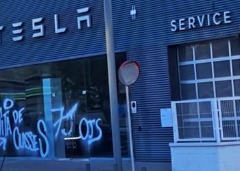 La OJS sabotea puntos de carga y hace una pintada en un concesionario de Tesla llamando a la manifestación del 7 de junio