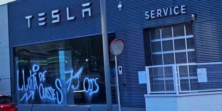La OJS sabotea puntos de carga y hace una pintada en un concesionario de Tesla llamando a la manifestación del 7 de junio