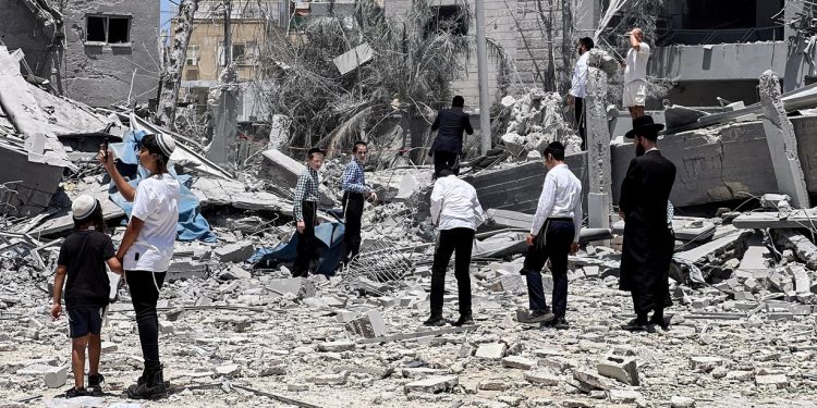 Irán/Israel: La diferencia entre arraigo y desarraigo/Colonos huyen hacia Chipre de los bombardeos iraníes