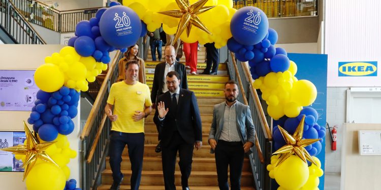 Barbón, Presidente de Asturias (PSOE), pasa de la Educación en conflicto, lo suyo es promocionar IKEA  (Video)