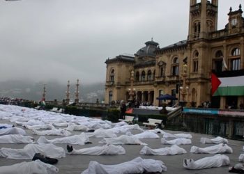 Impresionante acción en Donostia en solidaridad con Palestina (Videos)