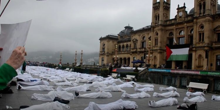 Impresionante acción en Donostia en solidaridad con Palestina (Videos)