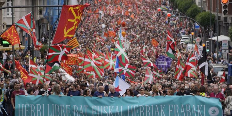 Miles de personas se manifiestan en Bilbao por el derecho a decidir