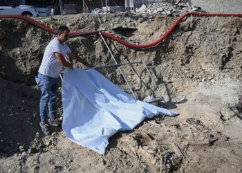 Aparecen enterrados en un parque de Grecia presos comunistas