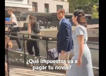 Un familiar de una persona fallecida en las residencias le espeta en la cara a Ayuso lo que es (Video)