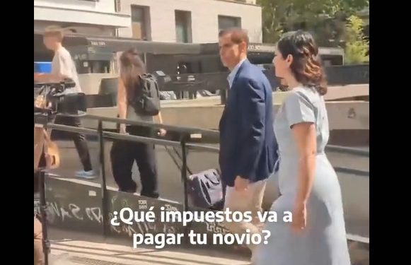 Un familiar de una persona fallecida en las residencias le espeta en la cara a Ayuso lo que es (Video)