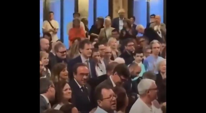 Escrache al President de la Generalitat, Salvador Illa (PSC/PSOE), en el Palau de la Música. (Video)
