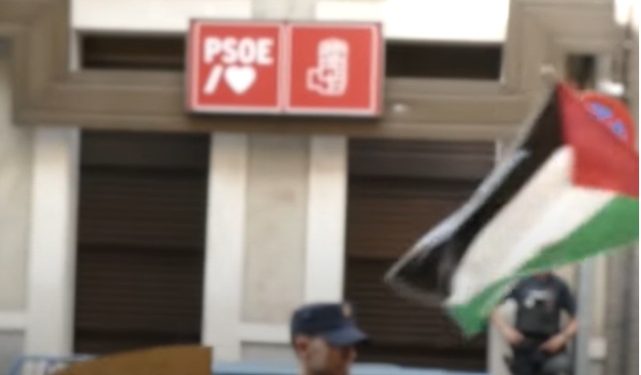 Manifestación por Palestina en la sede del PSOE (Video)
