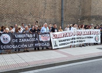 Concentración frente a la sede del PSOE de la Plataforma de los 6 de Zaragoza