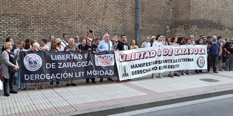 Concentración frente a la sede del PSOE de la Plataforma de los 6 de Zaragoza
