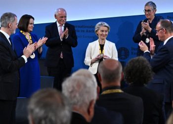 No hay contradicción: los capos de la U.E que apoyan el genocidio sionista y se rinden a Trump, amparan el fascismo en Ucrania