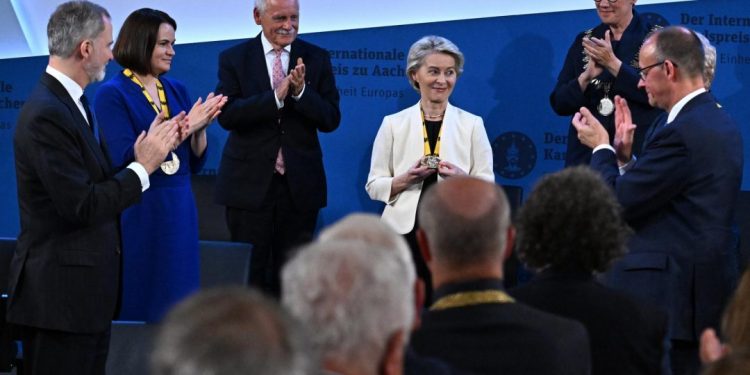 No hay contradicción: los capos de la U.E que apoyan el genocidio sionista y se rinden a Trump, amparan el fascismo en Ucrania