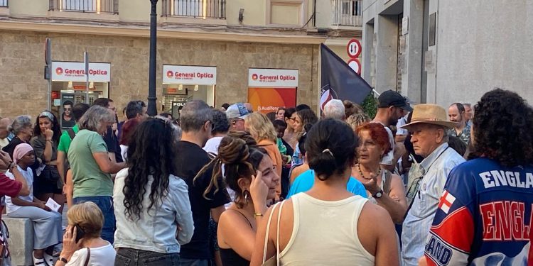 Concentración en Cádiz contra el racismo, impresionante intervención.