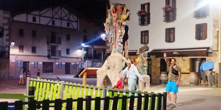 Un individuo se mostró dando gritos y haciendo el saludo nazi en Altsasu