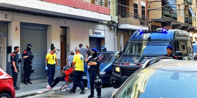 Desahucian en Mataró a una persona de 60 años con los Mossos exhibiendo su desvergüenza y sus armas