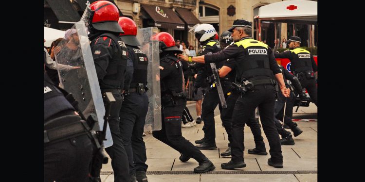 Salvaje represión policial en Gasteiz, con varias detenciones, en una acampada contra el veto político al MS en las txosnas (+ vídeos)