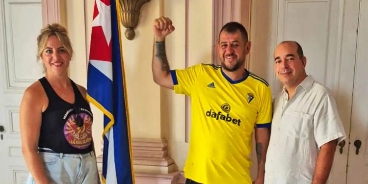 El detenido en Barajas en relación con la huelga del metal en Cádiz fue recibido en Cuba por el ICAP