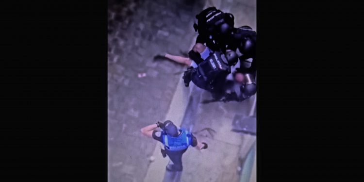 De esta manera tan brutal redujo (torturó más bien) la policía al detenido en Iruñea (vídeo)