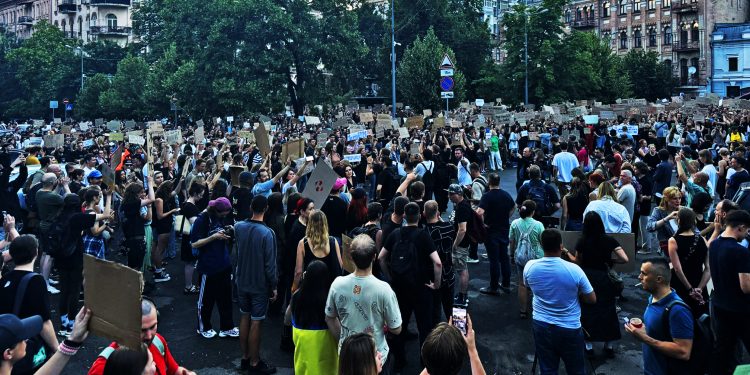 UCRANIA. Miles de personas exigieron la dimisión de Zelenski y el fin del reclutamiento forzoso