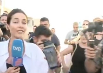 Una periodista de TVE acosada por activistas de extrema derecha en vivo y en directo (Video)