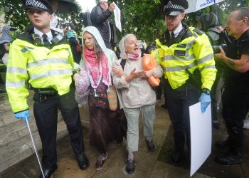 REINO UNIDO. Democracia a la europea: 100 detenidos por apoyar a «Palestine Action»