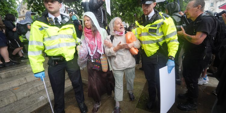 REINO UNIDO. Democracia a la europea: 100 detenidos por apoyar a «Palestine Action»