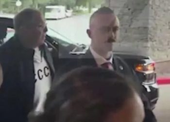 Lavrov llega a Alaska vestido con una camiseta con las letras CCCP