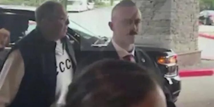 Lavrov llega a Alaska vestido con una camiseta con las letras CCCP