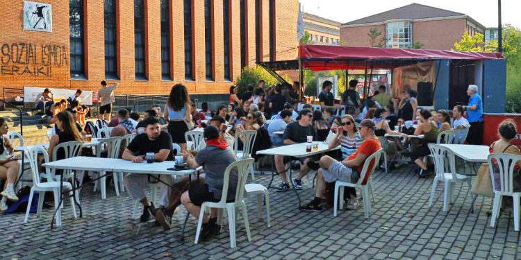 Gasteiz: GKS y el Sindicato Socialista de Vivienda montaron su txosna desafiando a la prohibición