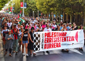 Miles de personas se manifestaron en Gasteiz y Donostia en apoyo a la Resistencia palestina y por la destrucción de Israel