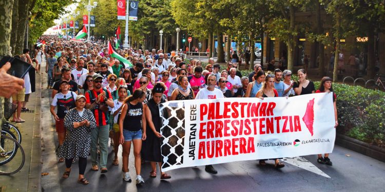 Miles de personas se manifestaron en Gasteiz y Donostia en apoyo a la Resistencia palestina y por la destrucción de Israel