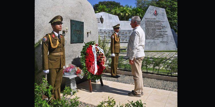 CUBA. El Presidente rinde tributo a Fidel y a próceres cubanos en Santa Ifigenia